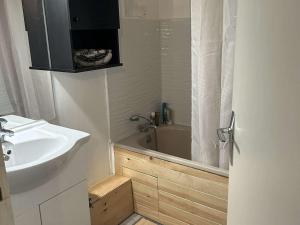 Joli studio 4 pers, au pied des pistes, wifi, animaux admis - FR-1-322-344