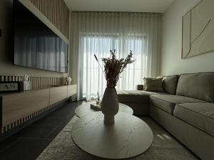 Luxury 1-Bedroom Apartment with Pool Access in DIFC, Dubai