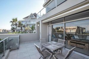 Modern 2 Bedroom Apartment At Dolphin Beach