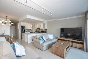Modern 2 Bedroom Apartment At Dolphin Beach