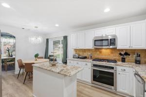 4BR w Pool Cinema Room, Mini Golf & EV