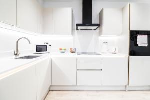 The Desborough Residence - Bright 1BR with Sofa Bed, Modern Lounge & Free Secure Underground Parking