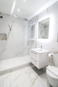 The Desborough Residence - Bright 1BR with Sofa Bed, Modern Lounge & Free Secure Underground Parking