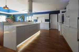 huge house & tennis court - negotiable