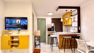 Anchetas Tiny Home - Near Clark Airport with Parking, Pool, Netflix