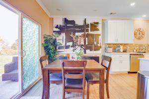 7 Mi to Boyce Park Family Townhome in Verona!