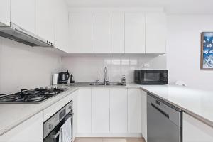 57K Abnb-Style Apt 3BR with 2 Free Parking & 3 mins walk to Mall