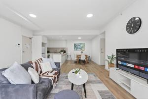 57K Abnb-Style Apt 3BR with 2 Free Parking & 3 mins walk to Mall