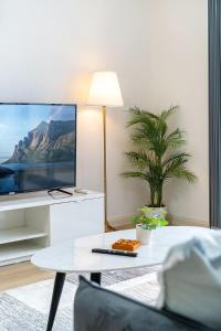 57K Abnb-Style Apt 3BR with 2 Free Parking & 3 mins walk to Mall