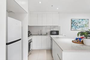 57K Abnb-Style Apt 3BR with 2 Free Parking & 3 mins walk to Mall