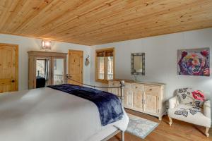 Walk to Slopes Mars Hill Resort-Style Mtn Chalet