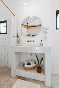 Downtown SURF SHACK- steps from main surf break