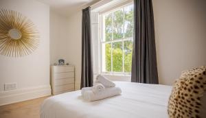 Cozy & Chic 2BR Teddington Apartment Central Location