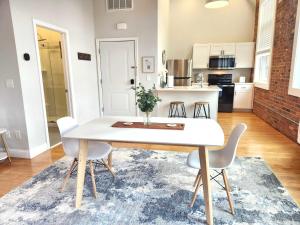 Jennifers Riverfront Loft State House Views
