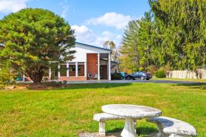 Hotel O Relax Inn Lewisburg near I-64