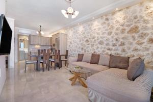 Goudis Suite Irida