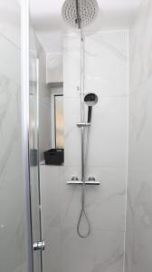 Modern 3 bed house in Edmonton with private driveway parking