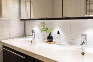 Spacious One-BR Townhouse with Sea Views and Sauna