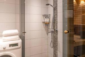 Spacious One-BR Townhouse with Sea Views and Sauna