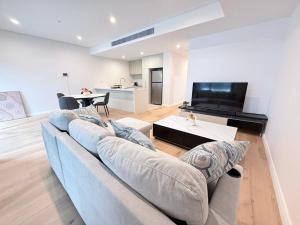 Cosy Convenience 2BR APT in Castle Hill