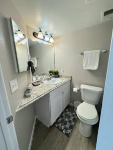 The Cozy Condo - Your Home Base nearamenities