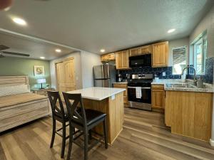 12 Creekside Retreat - King Suite