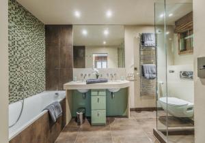 Chalet Montanum, 9 pax - Courchevel, Bed & Breakfast