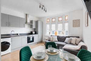 Group-Ready 2BR Putney Apartment, Sleeps 6, Modern, 3 Smart TVs