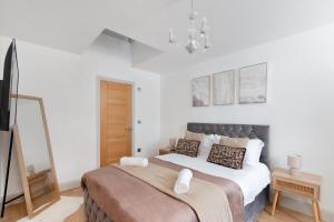 Group-Ready 2BR Putney Apartment, Sleeps 6, Modern, 3 Smart TVs