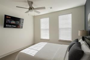 Luxury 2BR Stay Pool, Gym and Chill Areas