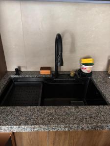 Casa familiar de 2 dormitorios con parqueadero en Cuenca