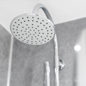 Two Bedroom Apartment - WiFi - Netflix - Balcony - Secure Parking - 2MC