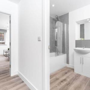 Two Bedroom Apartment - WiFi - Netflix - Balcony - Secure Parking - 2MC