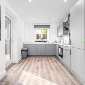 Two Bedroom Apartment - WiFi - Netflix - Balcony - Secure Parking - 2MC