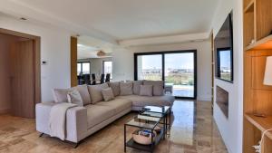 Brand New Waterfront Villa with pool