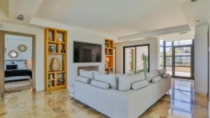 Brand New Waterfront Villa with pool