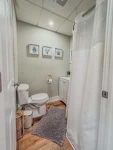 Entire Lovely 3 Bedroom, 2 Bathroom Apartment! 1 Block to the Beach and Boardwalk!