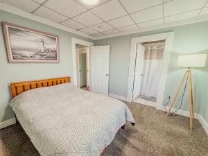 Entire Lovely 3 Bedroom, 2 Bathroom Apartment! 1 Block to the Beach and Boardwalk!