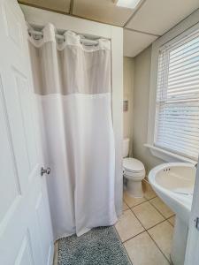 Entire Lovely 3 Bedroom, 2 Bathroom Apartment! 1 Block to the Beach and Boardwalk!
