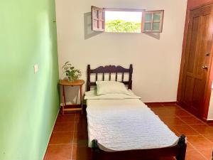 Habitacion chica con piscina