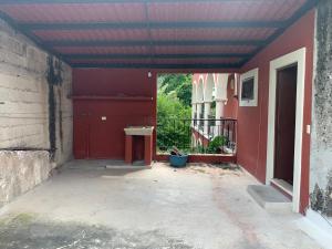 Habitacion chica con piscina