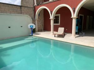 Habitacion chica con piscina