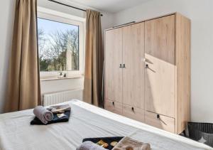 Getaway Apartment mit Balkon - großem Doppelbett & Schlafsofa für insg 4 Pers - ruhig gelegen, ideal zum Wohlfühlen&Ankommen - Kinderbett&Hochstuhl - Messe Düsseldorf&Essen - S-Bahn