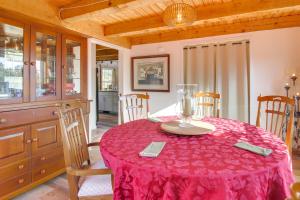 Hike & Unwind, Peaceful Wooded Retreat in Newport