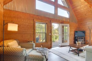Hike & Unwind, Peaceful Wooded Retreat in Newport