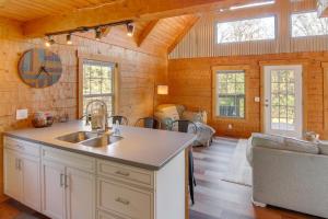 Hike & Unwind, Peaceful Wooded Retreat in Newport