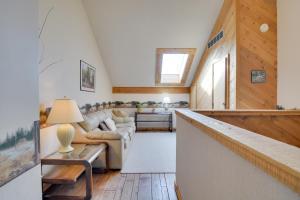 Bellaire Townhome on Summit Mtn with 2 Balconies!