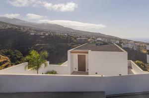 Sunny Ocean View Villa - Calma