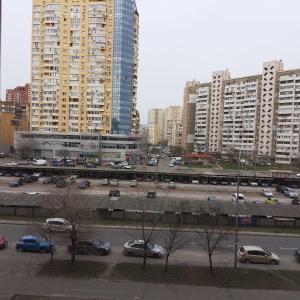 Большая квартира на метро Позняки
