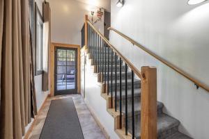 Le Vonde Chalet - Luxury log-style, Hot Tub, Game Room, Fire Pit, Walk to Slopes